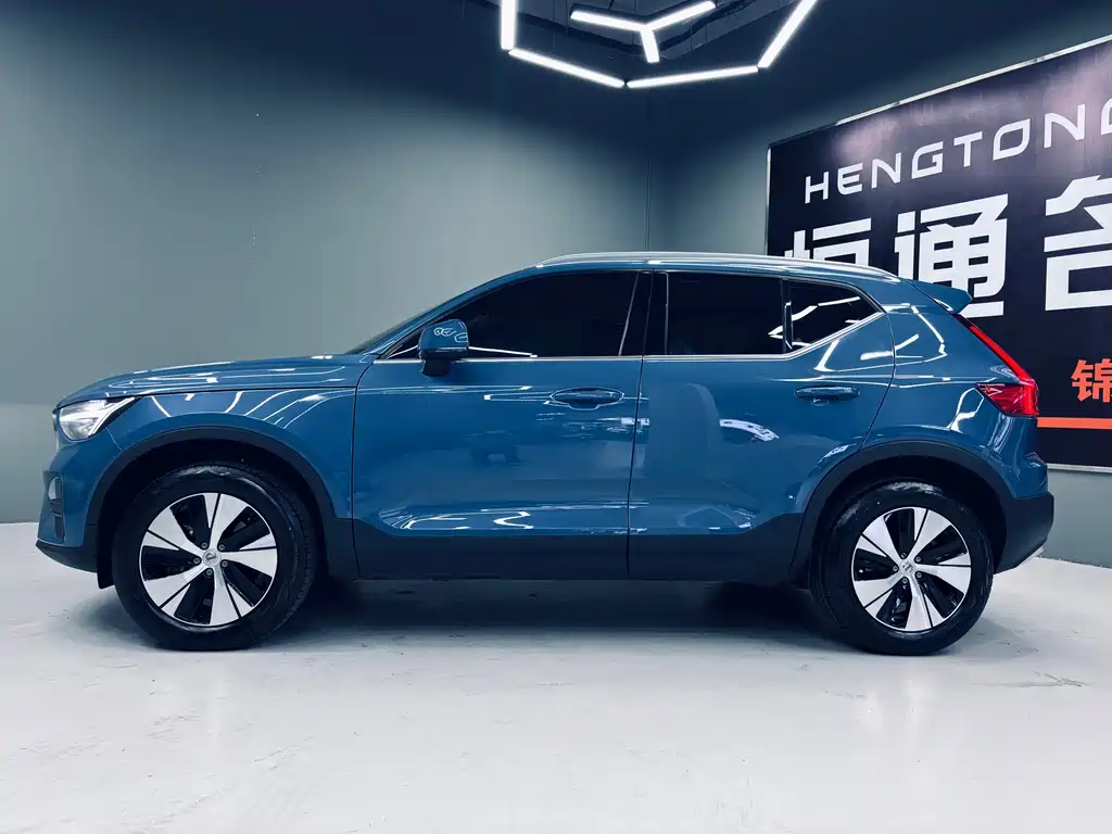 Volvo XC40 2023 — фото 2