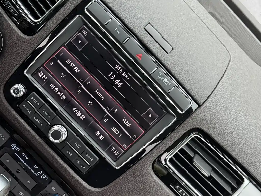 Volkswagen Touareg 2017 — фото 11