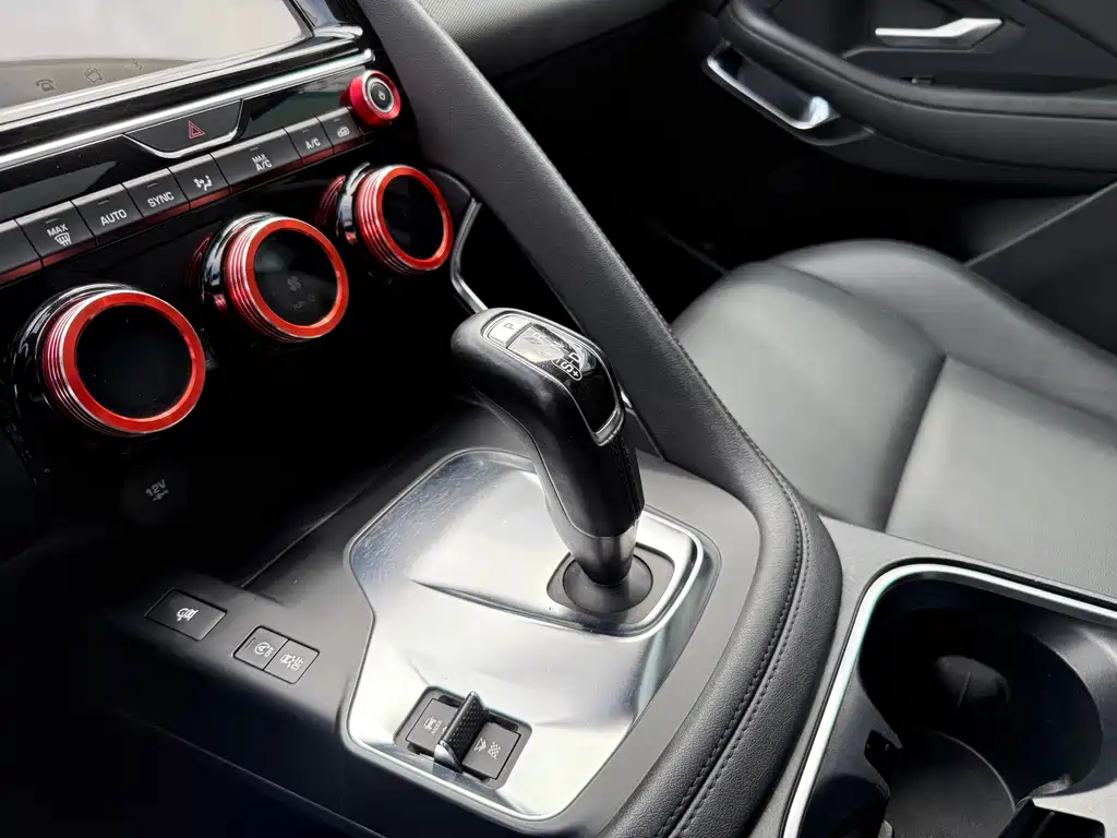 Jaguar E-PACE 2018 — фото 11