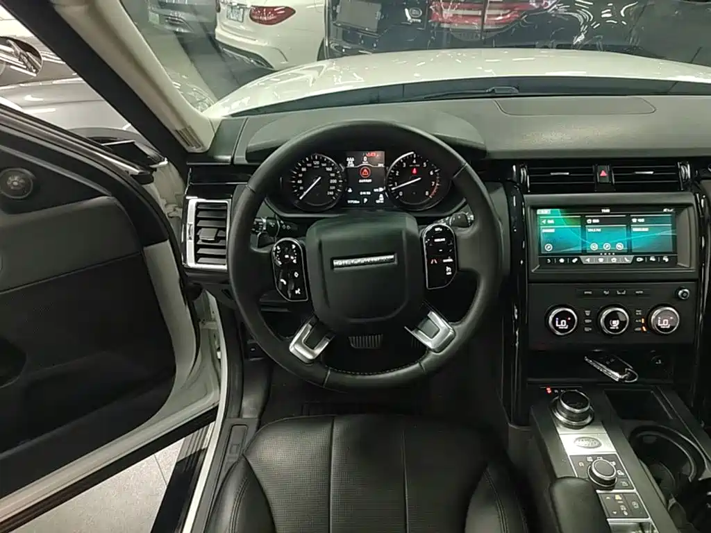 Land Rover Discovery 2018 — фото 11