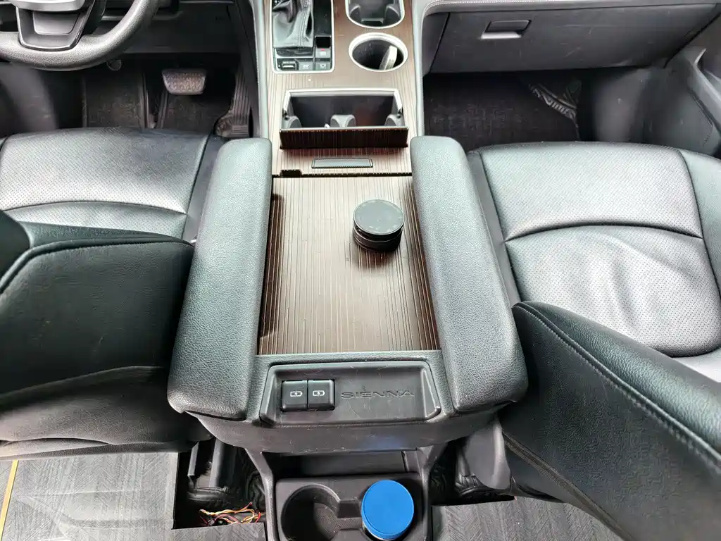 Toyota Sienna 2022 — фото 17