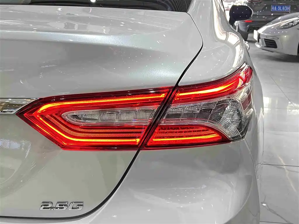 Toyota Camry 2022 — фото 8