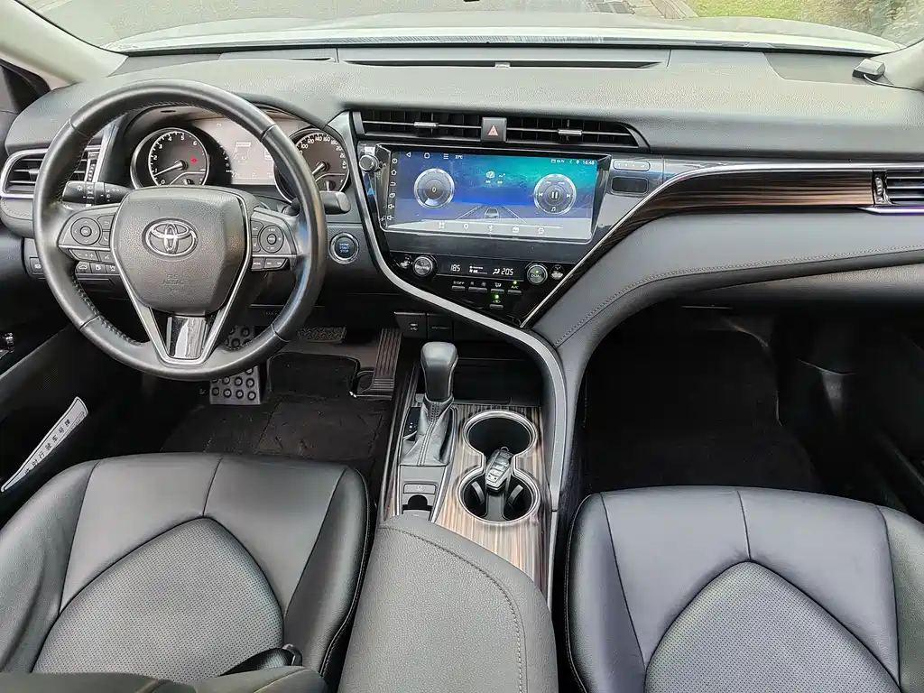 Toyota Camry 2018 — фото 7