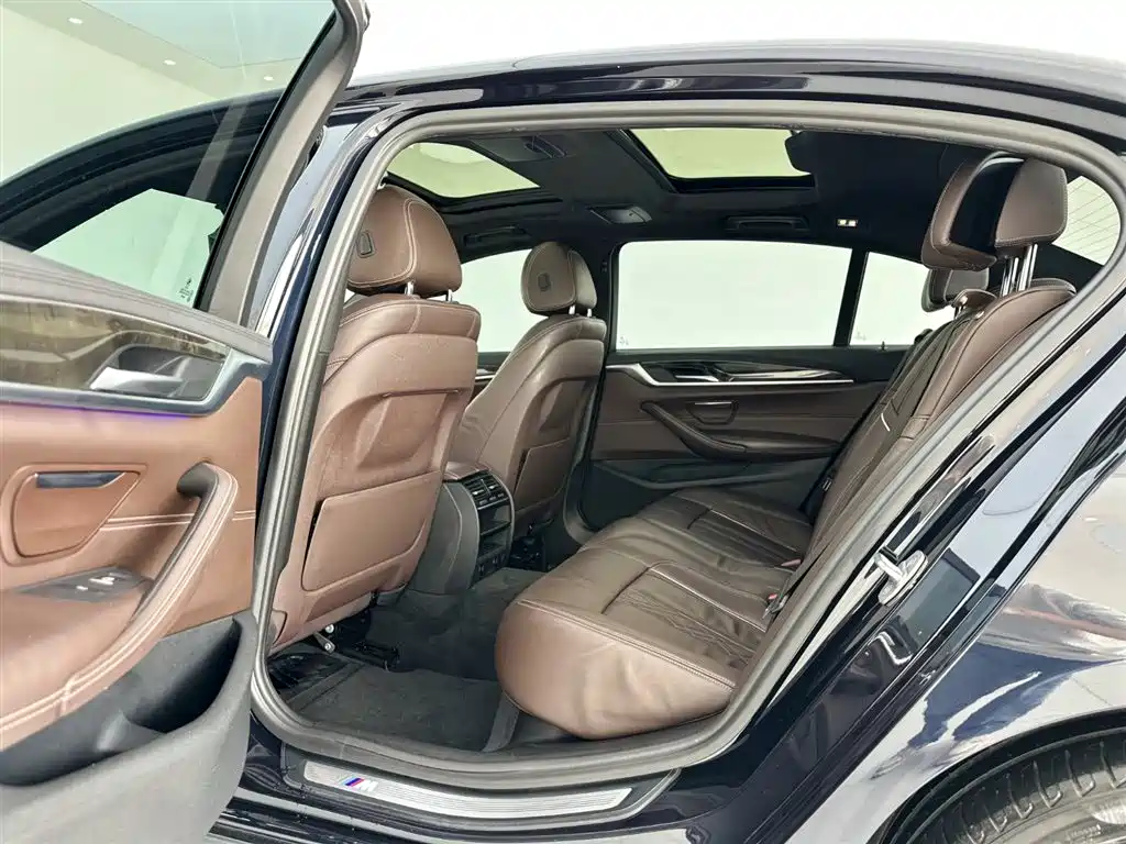BMW 5 Series 2018 — фото 14
