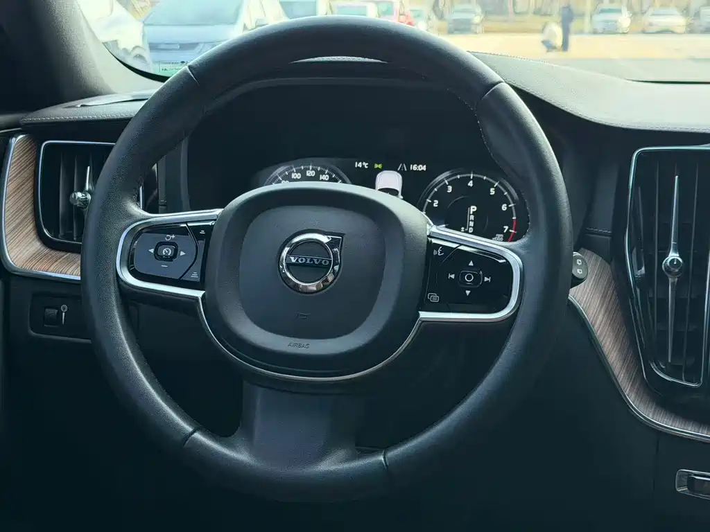 Volvo XC60 2021 — фото 13