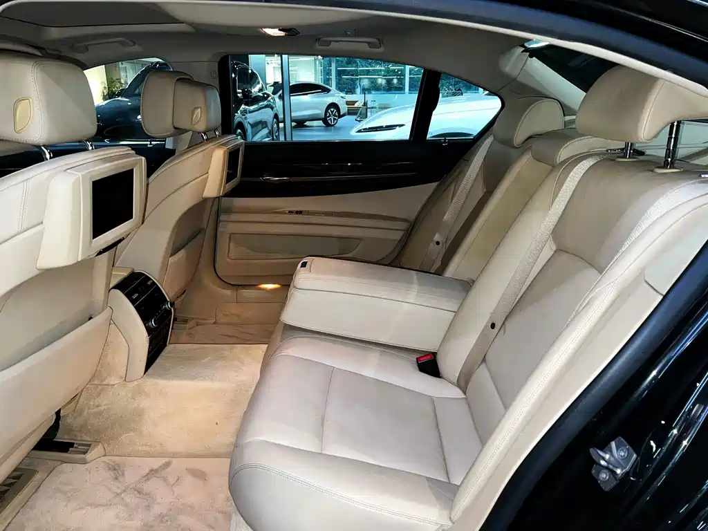 BMW 7 Series 2011 — фото 12