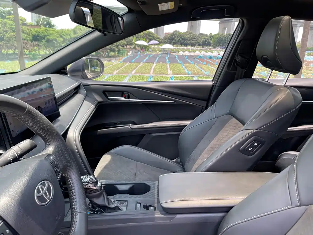 Toyota Camry 2025 — фото 19
