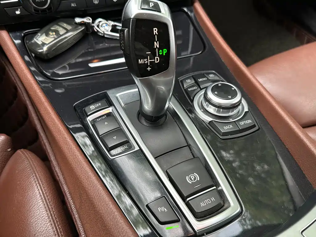 BMW 5 Series GT 2011 — фото 9