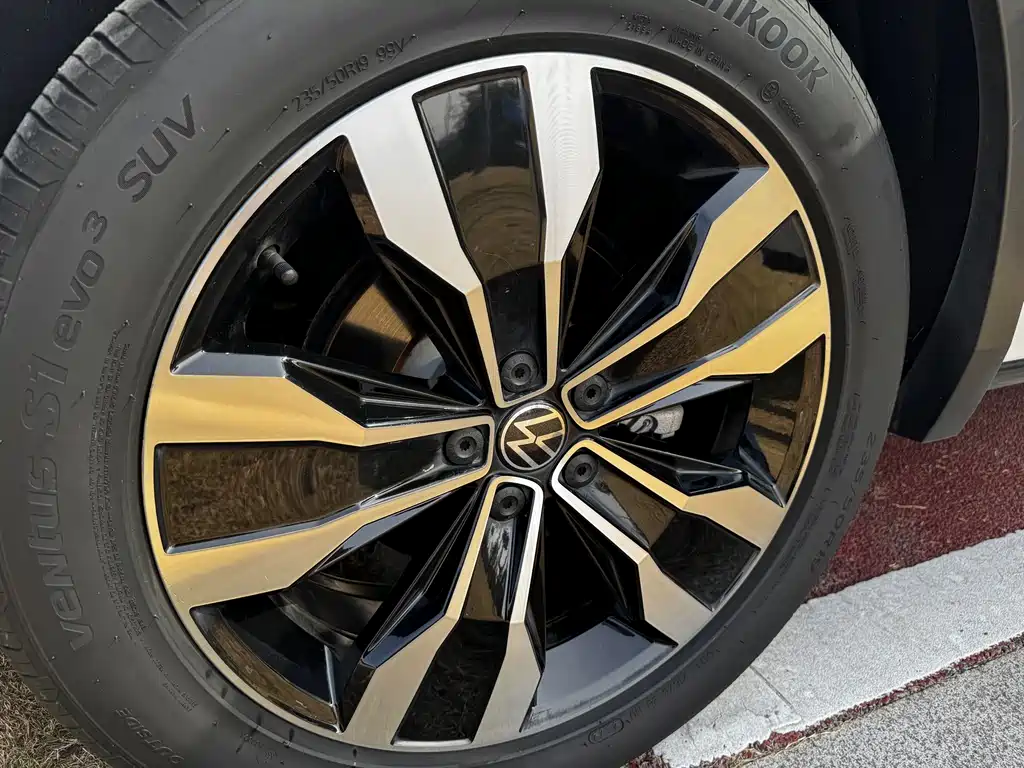 Volkswagen Tiguan L 2023 — фото 9