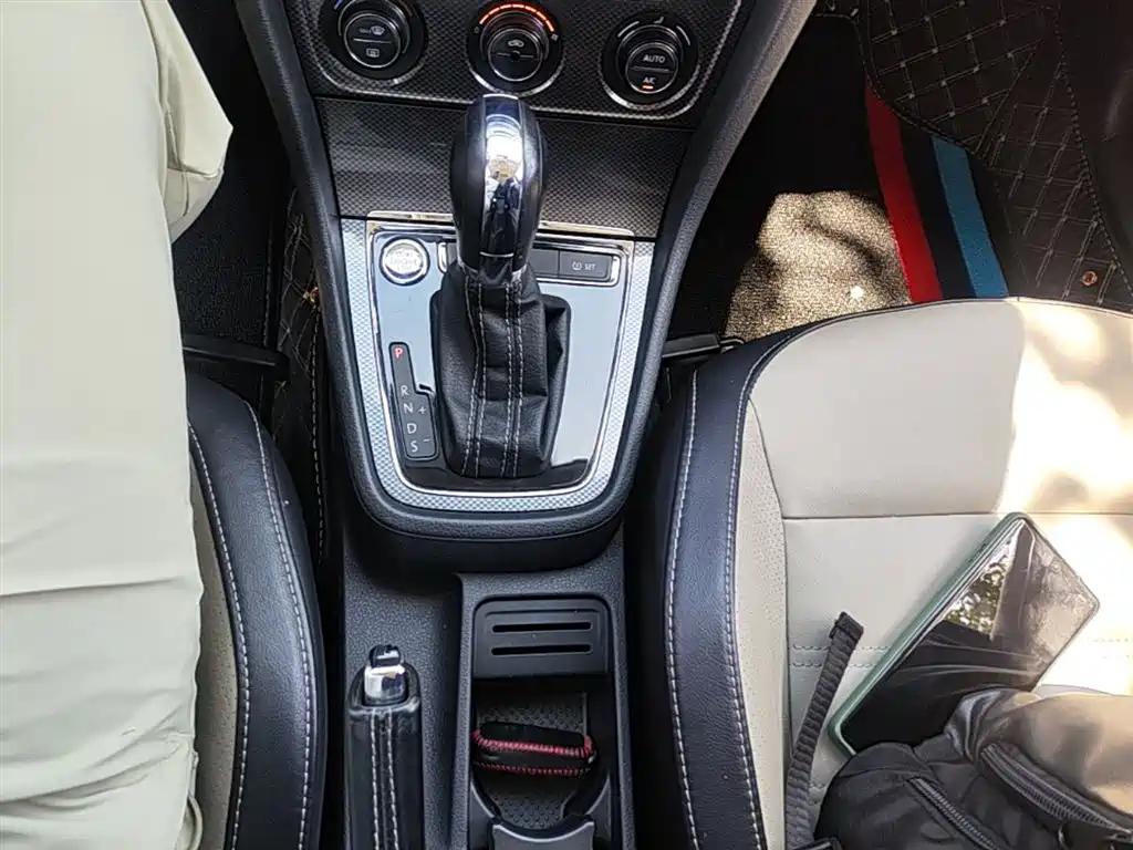 Volkswagen Cross Lavida 2015 — фото 14