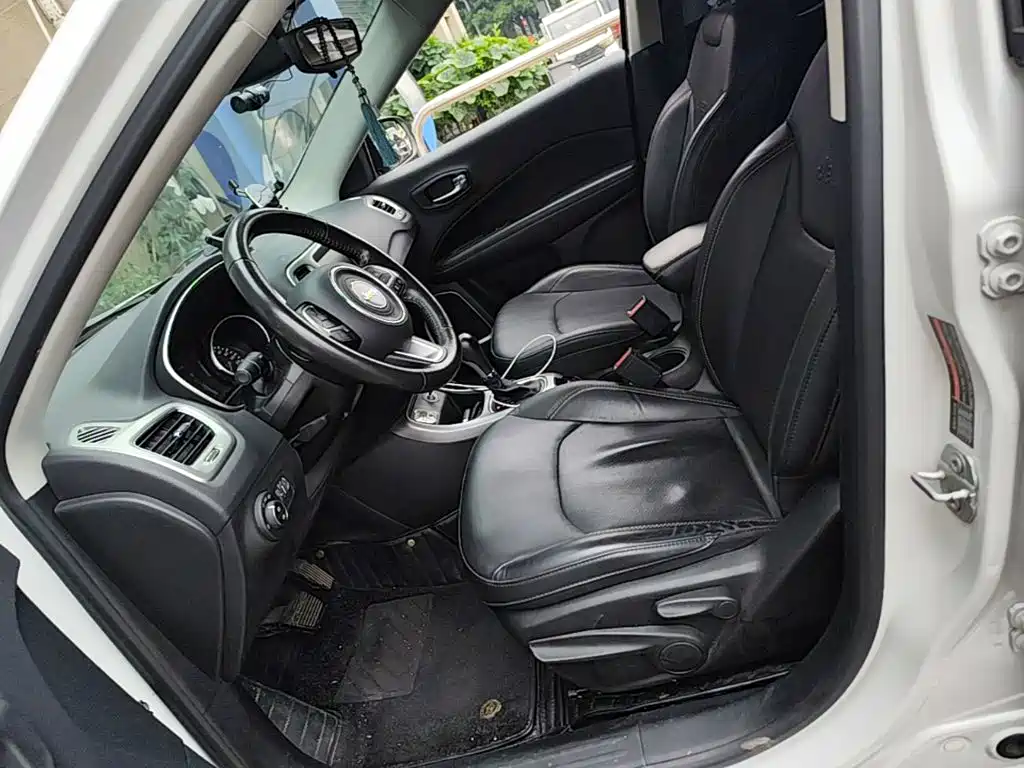 Jeep Compass 2018 — фото 15