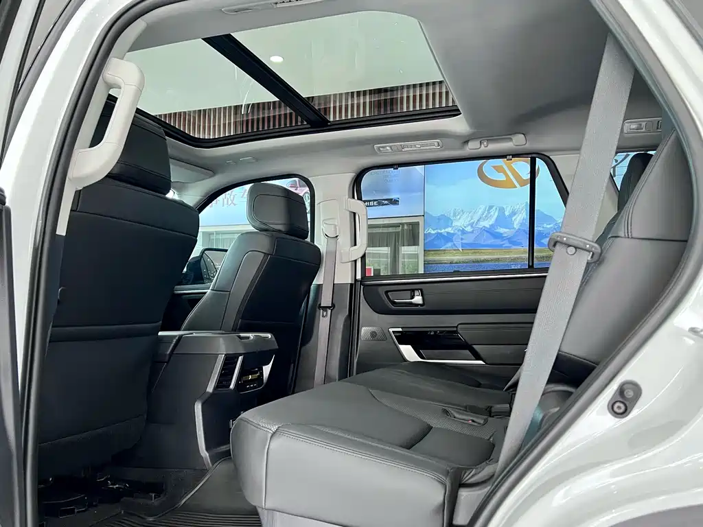 Toyota Sequoia 2023 — фото 9