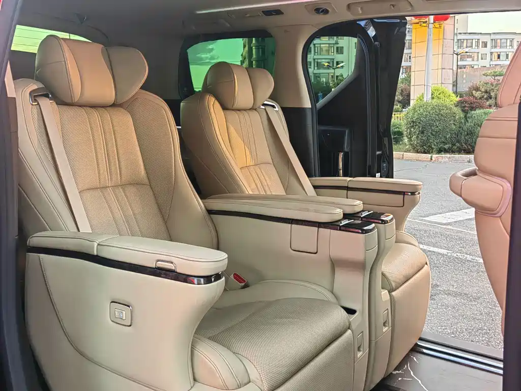 Toyota Alphard 2023 — фото 9