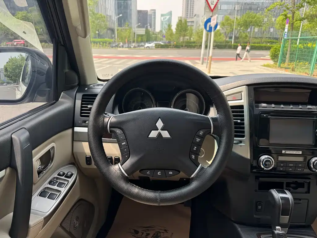 Mitsubishi Pajero 2018 — фото 21