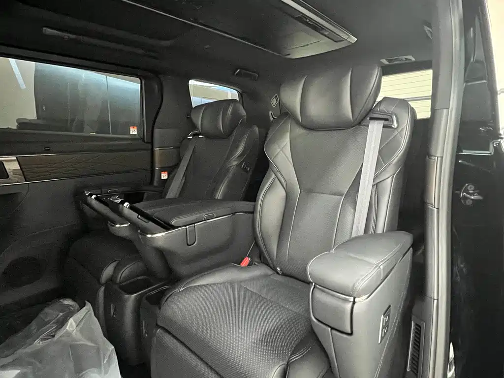 Toyota Alphard — фото 7
