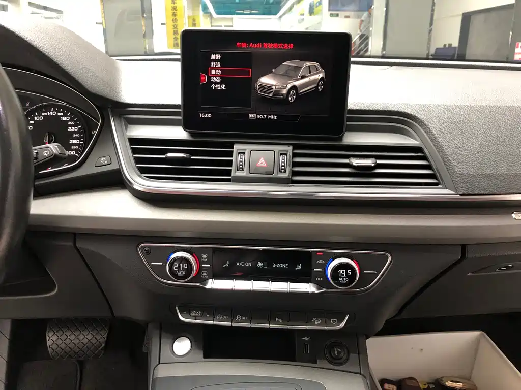 Audi Q5L 2019 — фото 10