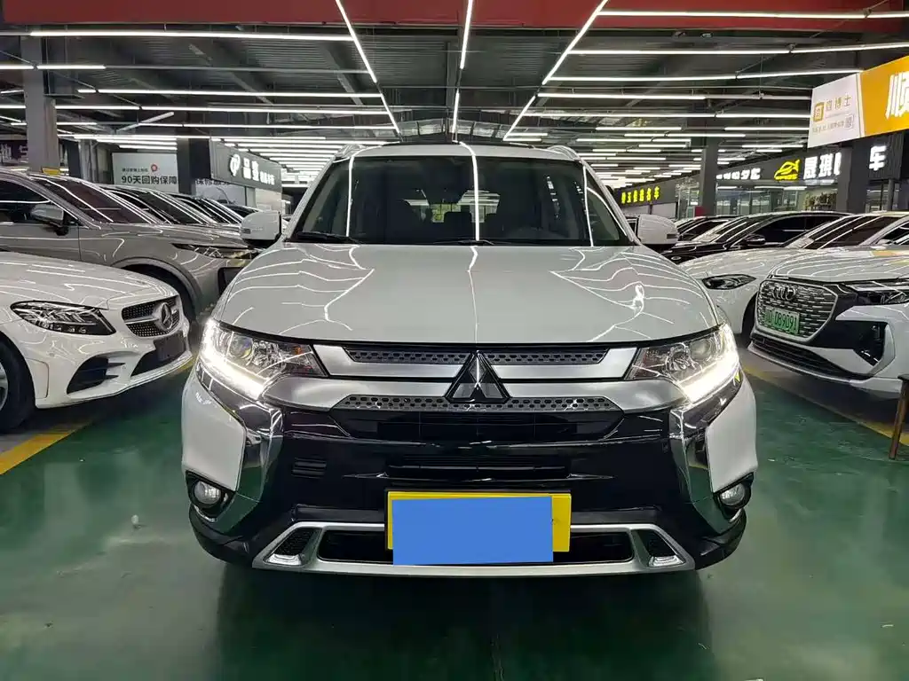 Mitsubishi Outlander 2020 — фото 2