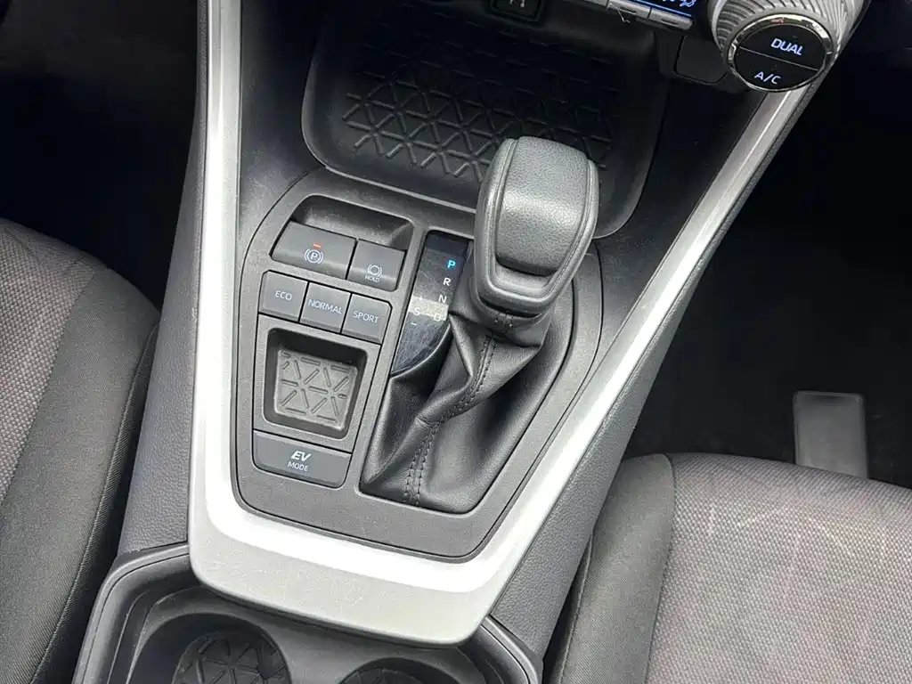 Toyota RAV4 2023 — фото 13