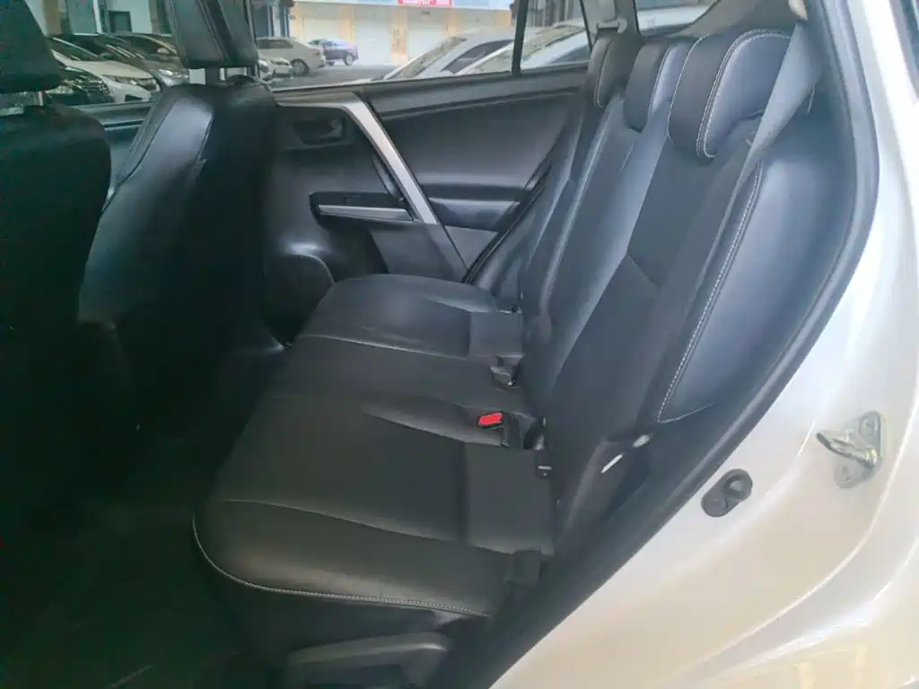 Toyota RAV4 2017 — фото 13