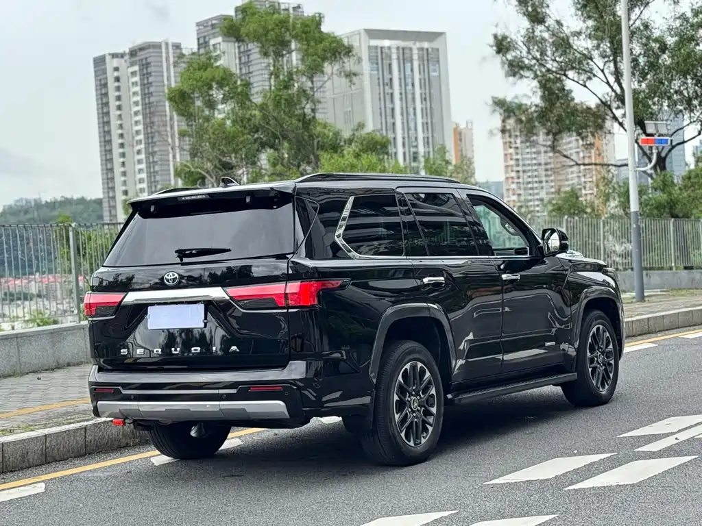 Toyota Sequoia 2023 — фото 3