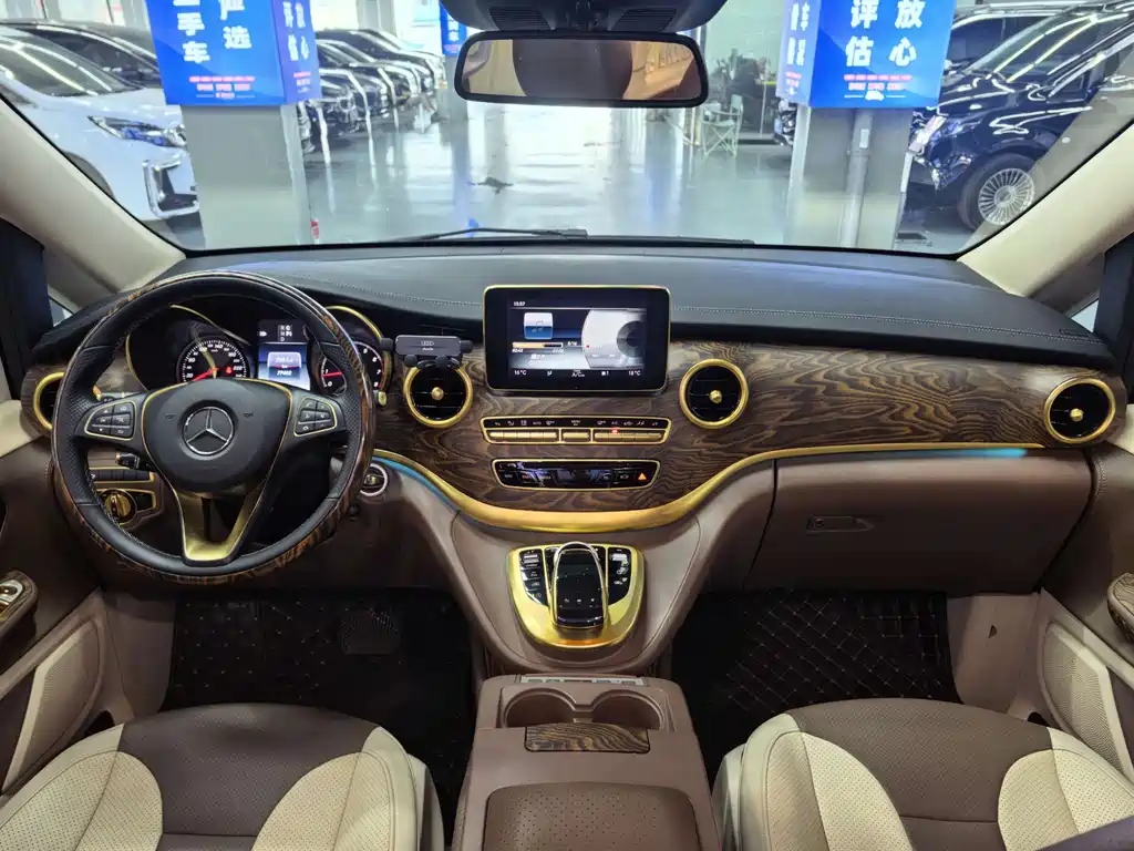 Mercedes-Benz V-Class 2019 — фото 13