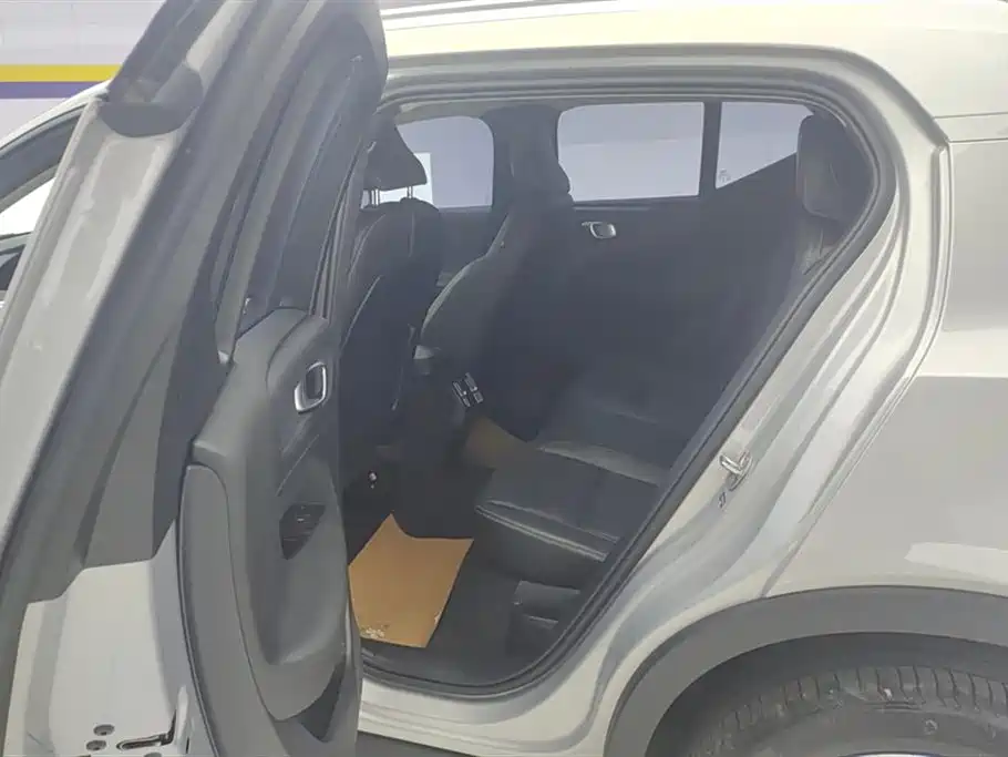 Volvo XC40 2023 — фото 11
