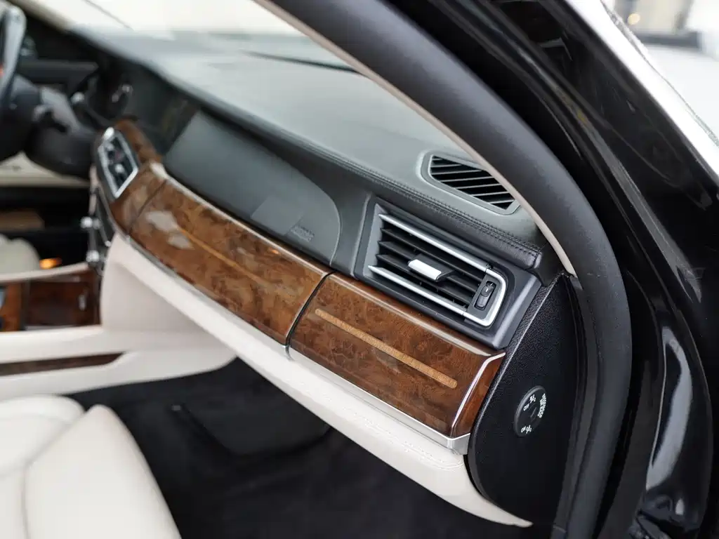 BMW 7 Series 2010 — фото 23