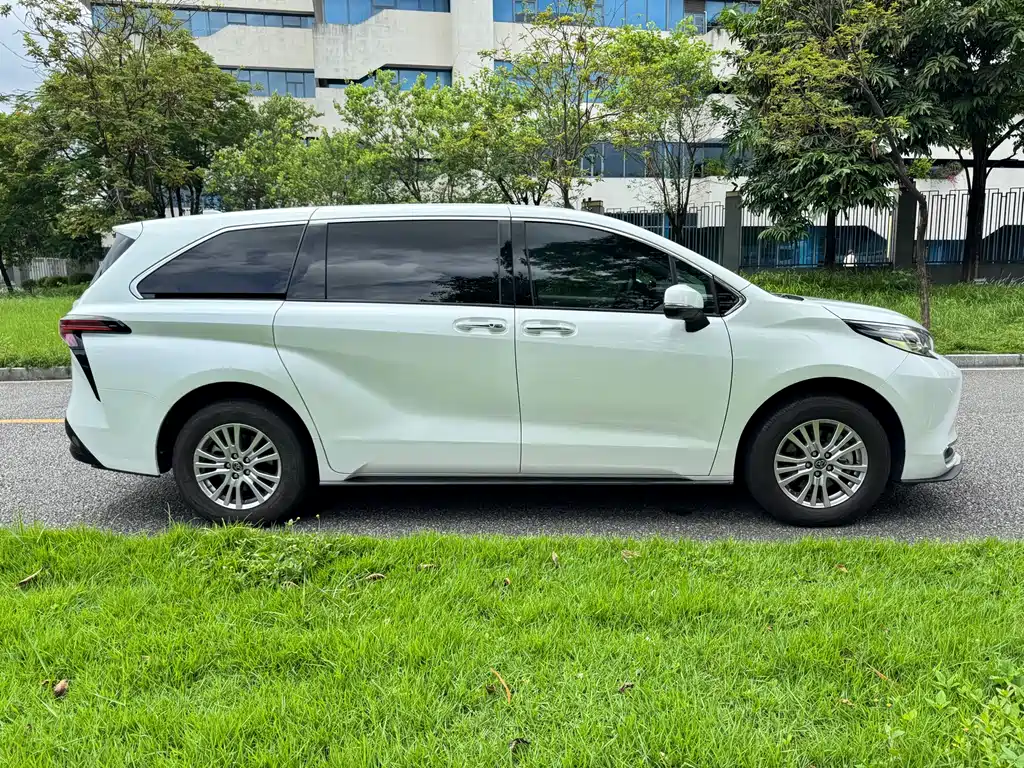Toyota Sienna 2022 — фото 8