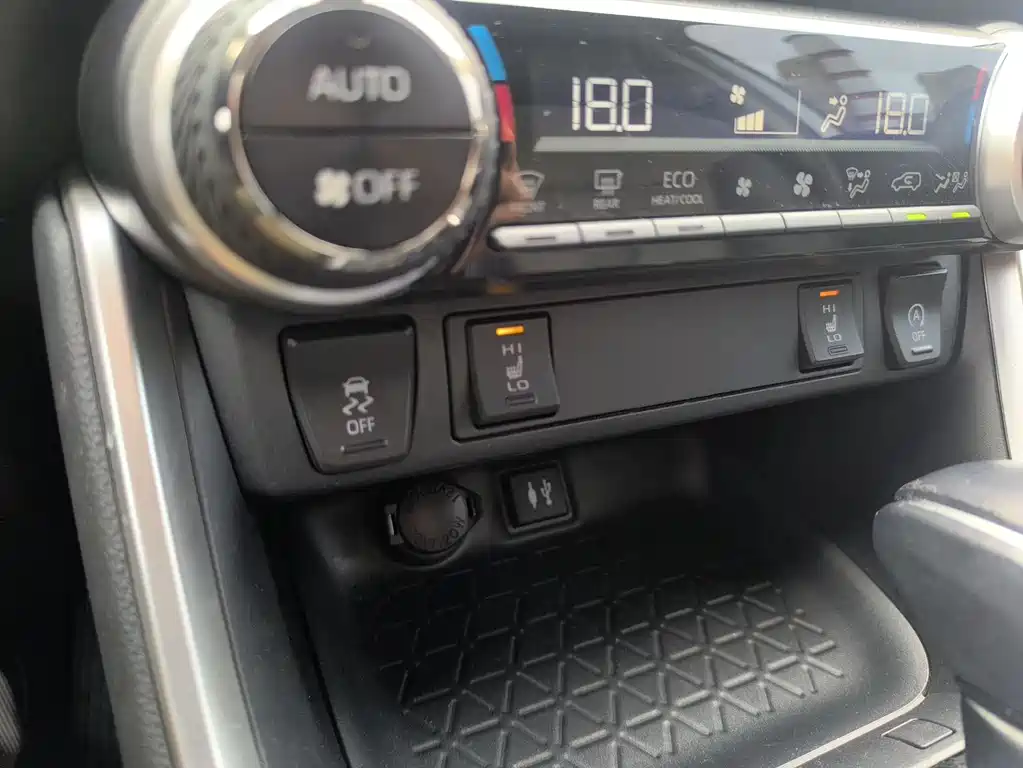 Toyota RAV4 2023 — фото 13