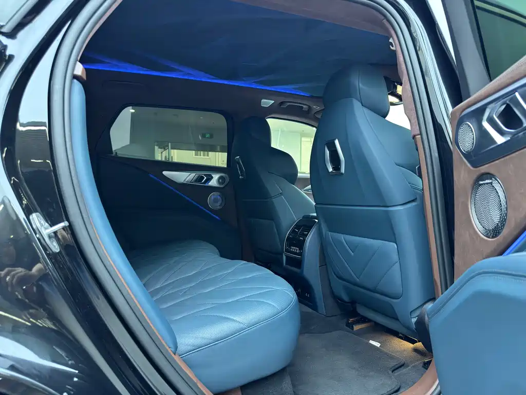 BMW XM 2023 — фото 17