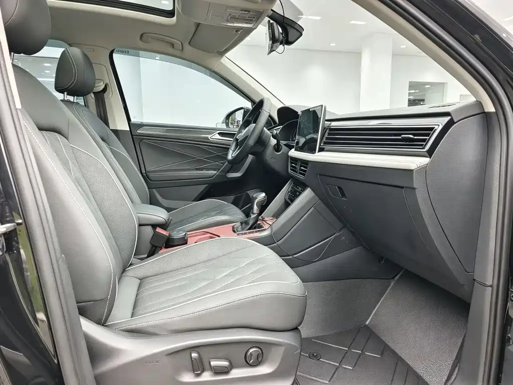 Volkswagen Tiguan L 2023 — фото 9