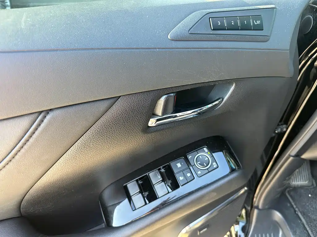 Lexus LM 2021 — фото 9
