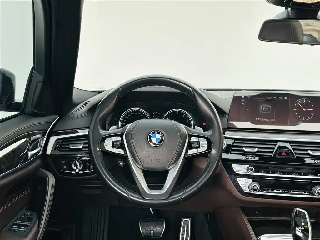 BMW 5 Series 2018 — фото 16