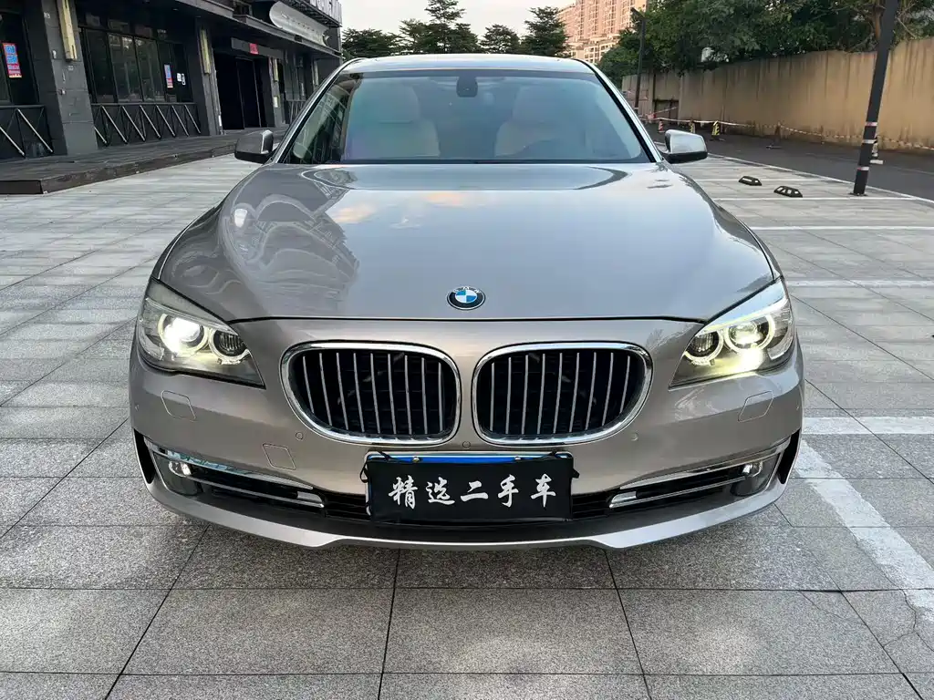 BMW 7 Series 2012 — фото 1