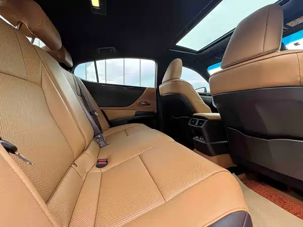 Lexus ES 2020