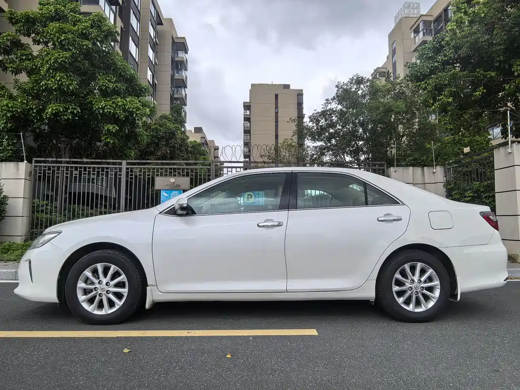 Toyota Camry 2015 — фото 4
