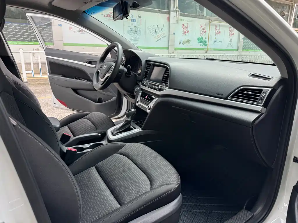 Hyundai Elantra 2016 — фото 11