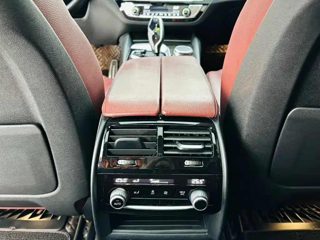 BMW 5 Series 2018 — фото 21