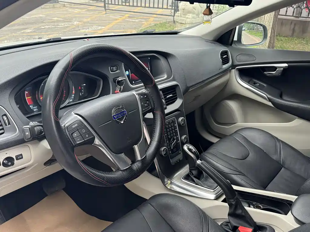 Volvo V40 2015 — фото 13