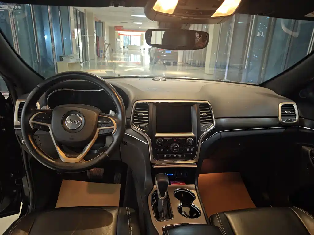 Jeep Grand Cherokee 2018 — фото 15