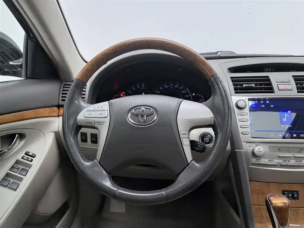Toyota Camry 2010 — фото 11