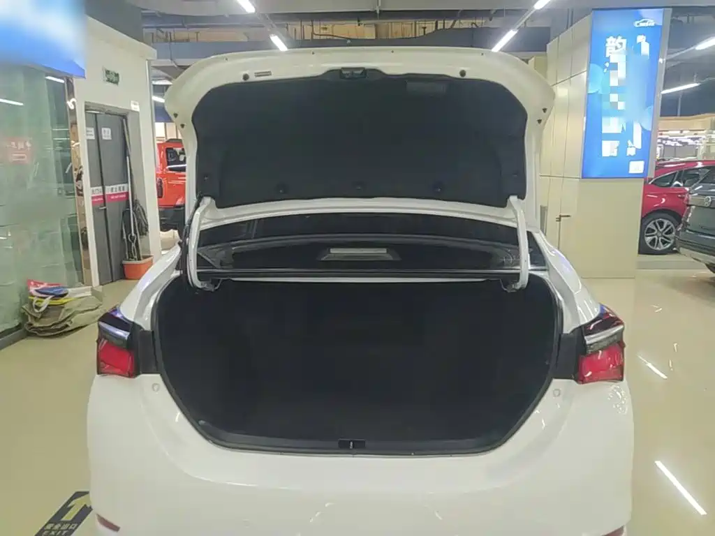 Toyota Corolla 2018 — фото 19