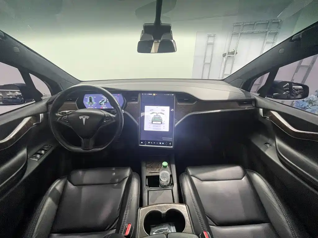 Tesla Model X 2018 — фото 8
