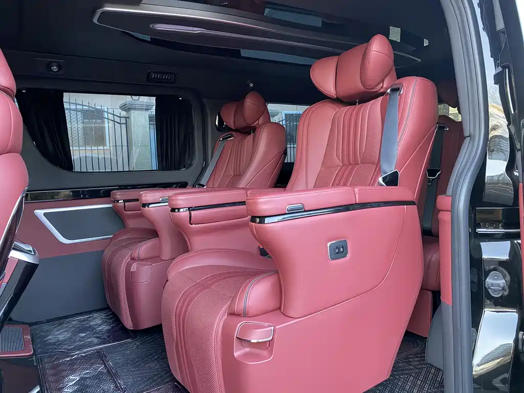 Toyota Hiace 2024 — фото 11
