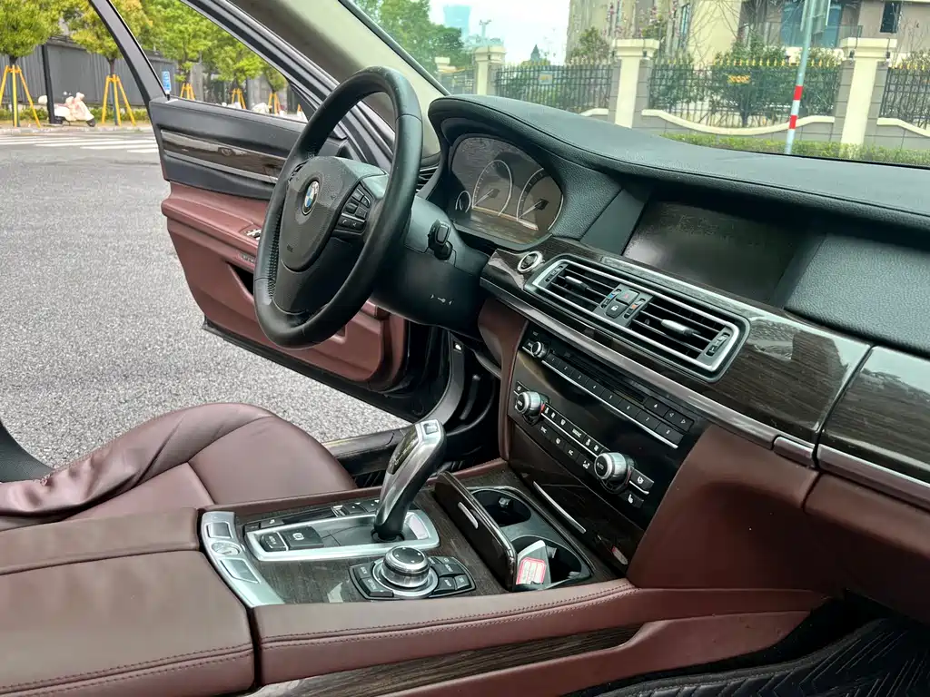 BMW 7 Series 2010 — фото 13