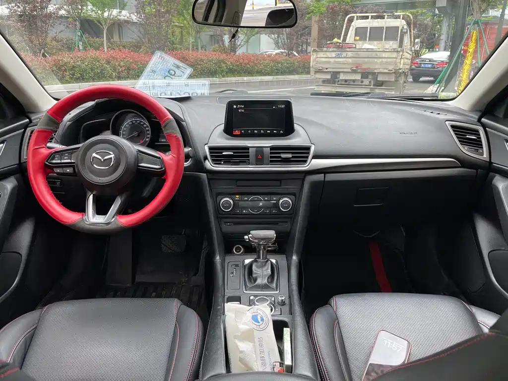 Mazda 3 Axela 2017 — фото 10