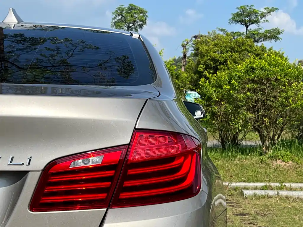 BMW 5 Series 2015 — фото 20