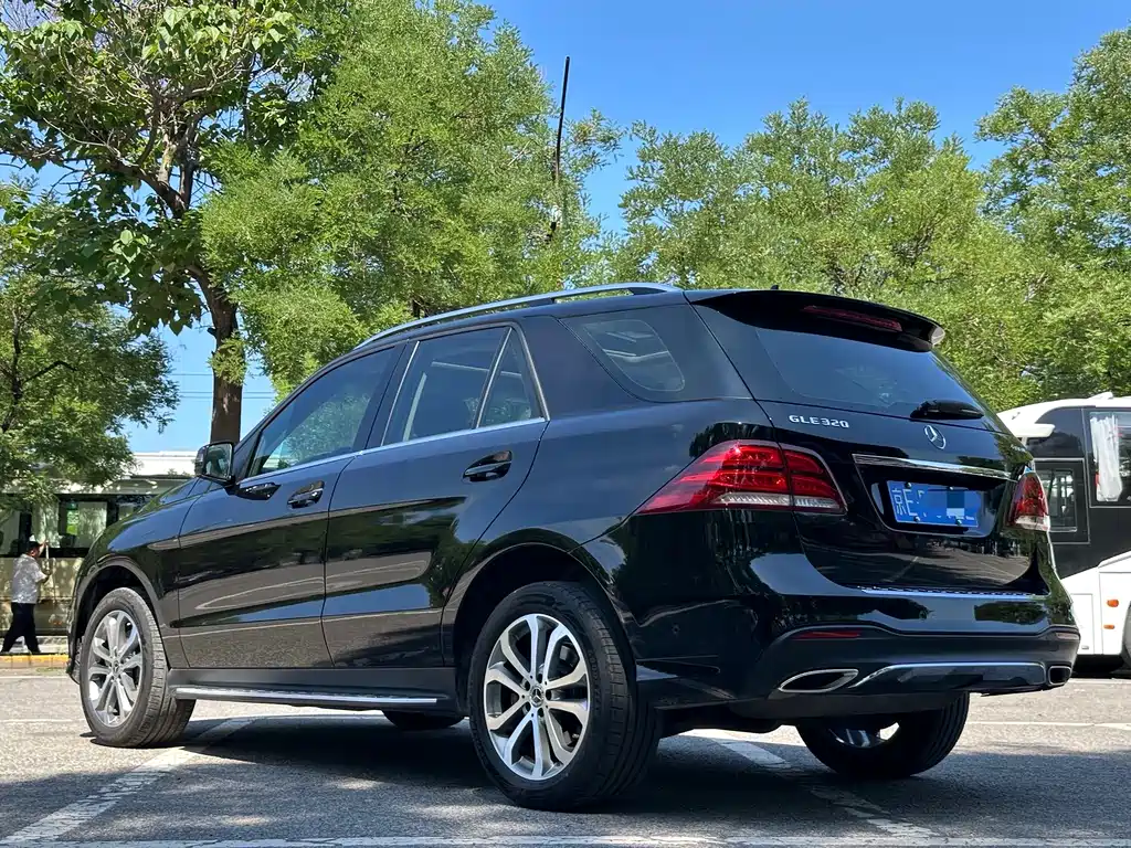 Mercedes-Benz GLE 2017 — фото 17