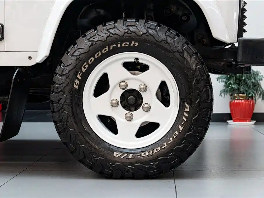 Land Rover Defender 2010 — фото 17