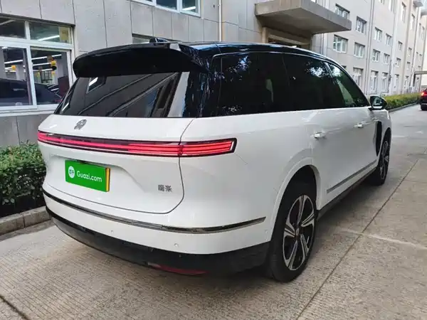 NIO ES8 2025
